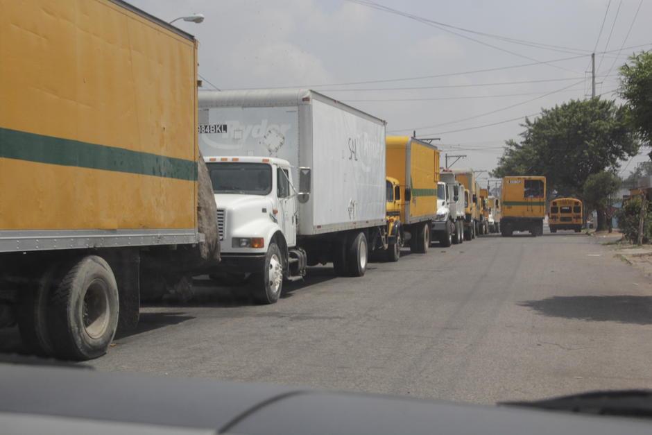Decenas de camiones estaban estacionados este lunes a las afueras del vertedero para iniciar sus operaciones. (Foto: Fredy Hernández/Soy502)