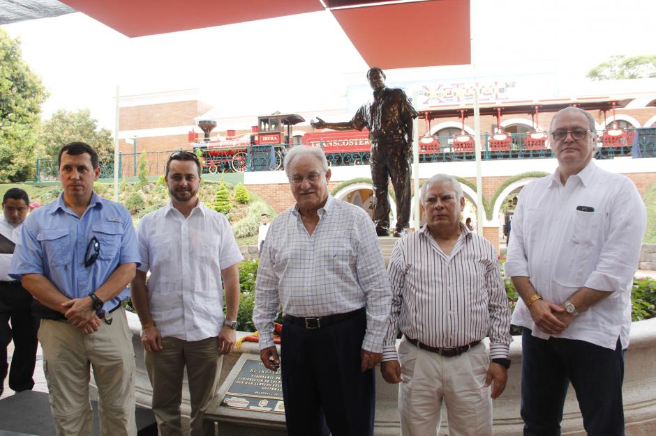 Una estatua de Ricardo Castillo Sinibaldi fue develada como homenaje a su trabajo desde hace 45 años frente a la institución. (Foto: Fredy Hernández/Soy502)