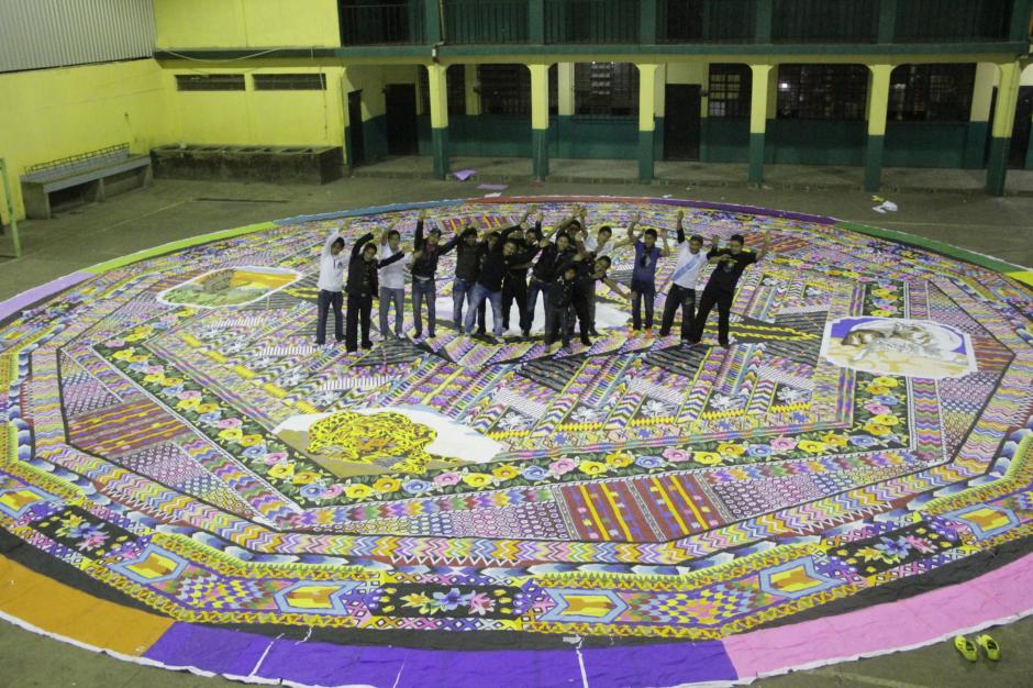 Los integrantes del grupo Jóvenes Pioneros están listos para exponer su barrilete de 18 metros de diámetro este 1 de noviembre en el Cementerio Municipal de Santiago Sacatepéquez. (Foto: Fredy Hernández/Soy502)&nbsp;