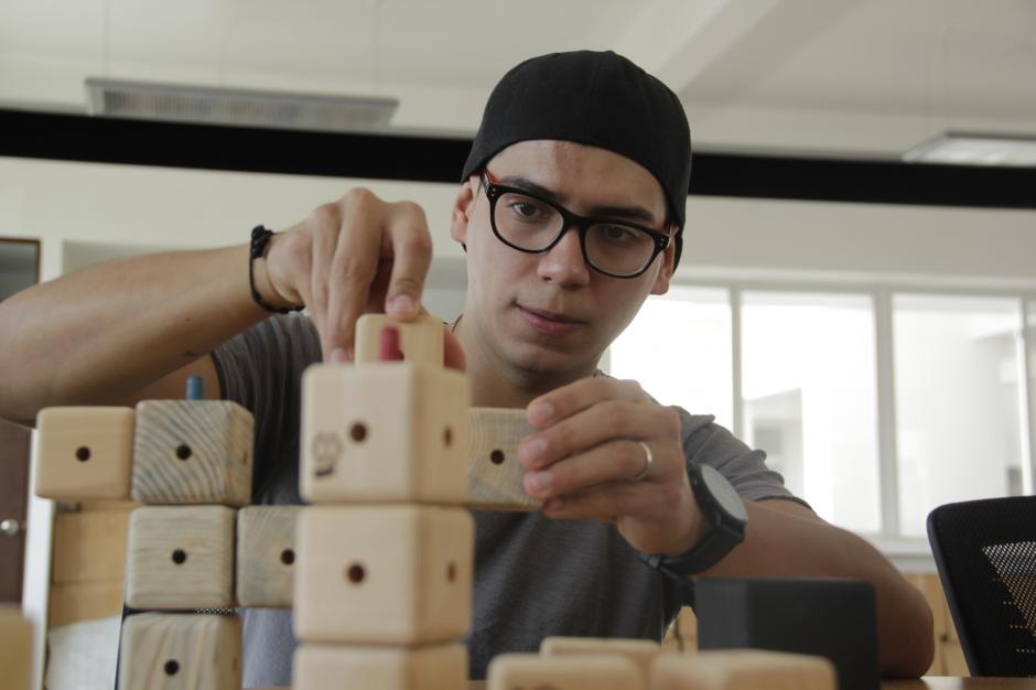 Alberto Osegueda es el emprendedor que busca entretener a chicos y grandes con los Cubocú Toys. (Foto: Fredy Hernández/Soy502)