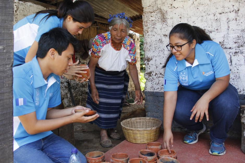 Los integrantes de Enactus visitan a las mujeres de la aldea Xeabaj donde les han enseñado cómo vender mejor sus productos y mejorar la economía familiar sin tener que salir de su hogar. (Foto: Fredy Hernández/Soy502)