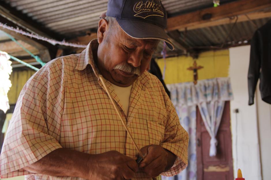 Lo primero que tienes que hacer es cortar las varitas a la medida indicada. (Foto: Fredy Hernández/Soy502)