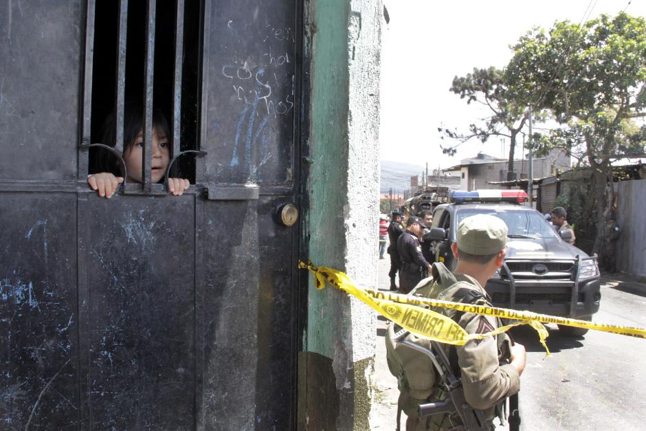 Una niña observa la escena del crimen tras el ataque (Foto: David Ixbalán/Soy502)