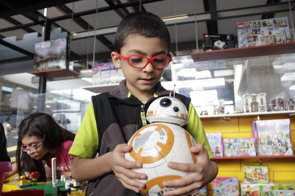 El robot BB-8 Droid es uno de los personajes que aparece en Star Wars 7. En Guatemala, se venden los juguetes de esta figura en Butoys, de Majadas 11. (Foto: Fredy Hernández/Soy502)