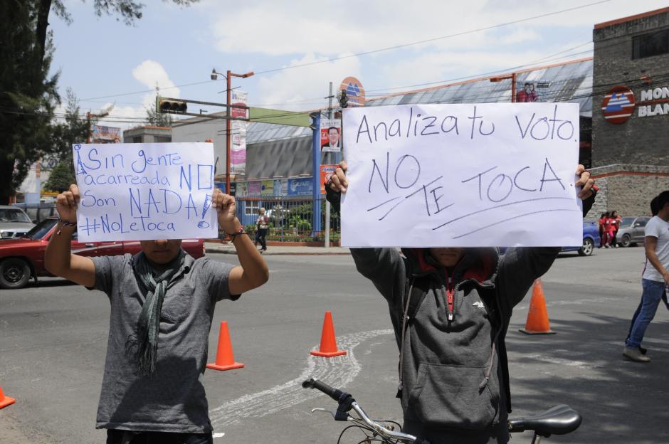 Kenny y Andrés llegaron en solitario con un par de pancartas. (Foto: Nuestro Diario)