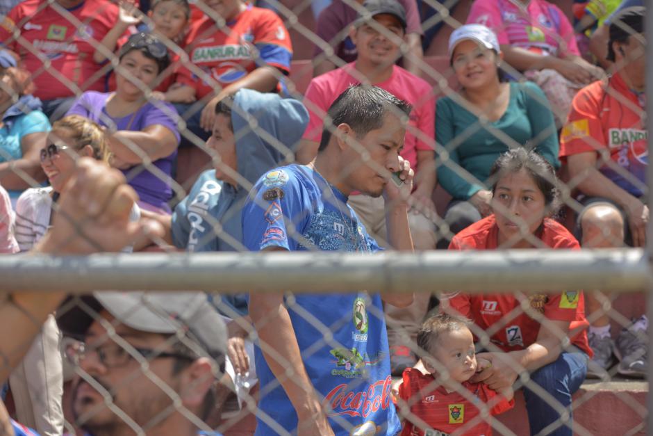 En el partido entre Municipal y Suchitepéquez, un aficionado con su camiseta de Cobán Imperial estaba en la preferencia. (Foto: Wilder López/Soy502)