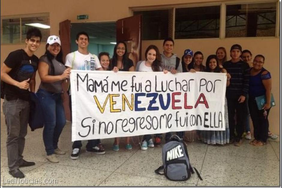 Este letrero de los manifestantes venezolanos estremeció a las redes sociales. (Foto: lapatilla.com y leanoticias.com)