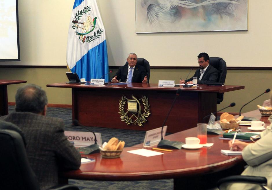 El presidente Otto Pérez Molina se reunió con el Foro Guatemala, quienes le solicitaron que los funcionarios hagan público su declaración patrimonial. (Foto: Presidencia)