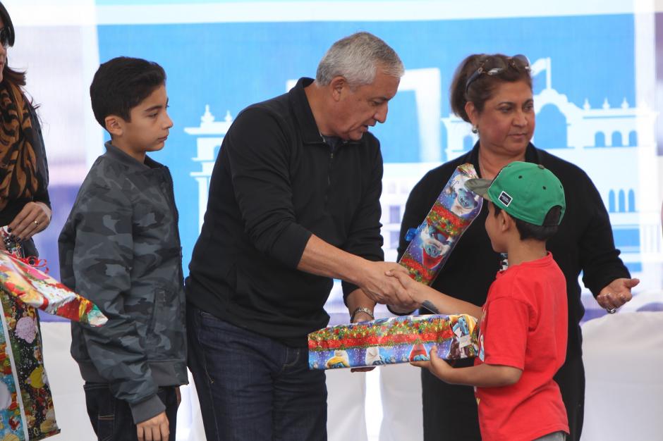 El presidente Otto Pérez, en compañía de su esposa Rosa Leal, entregó obsequios a niños del municipio de Zaragoza, Chimaltenango. (Foto: Presidencia)