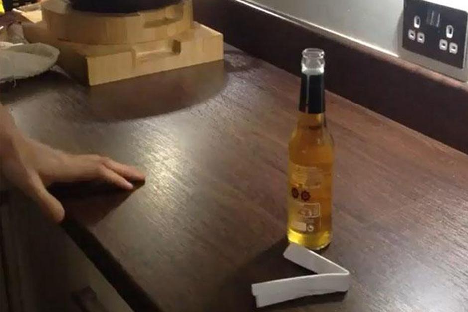 En YouTube se muestra cómo es posible abrir una cerveza con tan solo una hoja de papel. (Foto: YouTube)