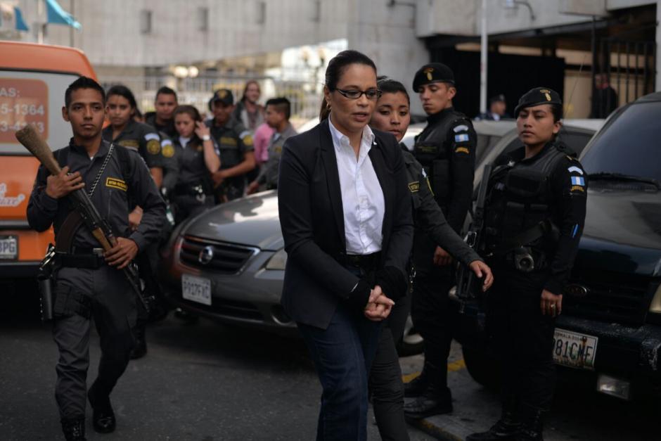 Roxana Baldetti tuvo que caminar un pequeño trayecto para buscar la patrulla que la llevó a prisión. (Foto: Wilder López/Soy502) 