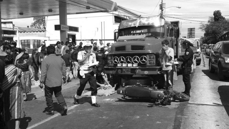 Un niño de aproximadamente tres años, murió en un accidente de tránsito ocurrido en la zona 9 capitalina. (Foto: Amílcar Montejo)