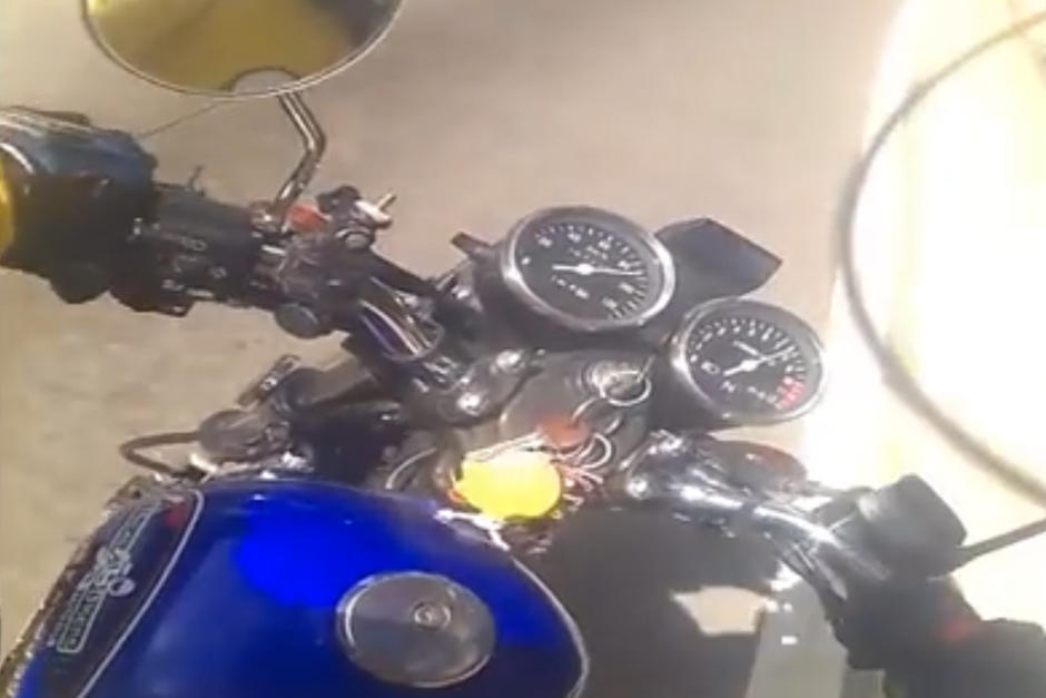 Un accidente en motocicleta fue captado por una cámara en la cuesta de las Cañas. (Captura de pantalla: Real Bikers/YouTube)