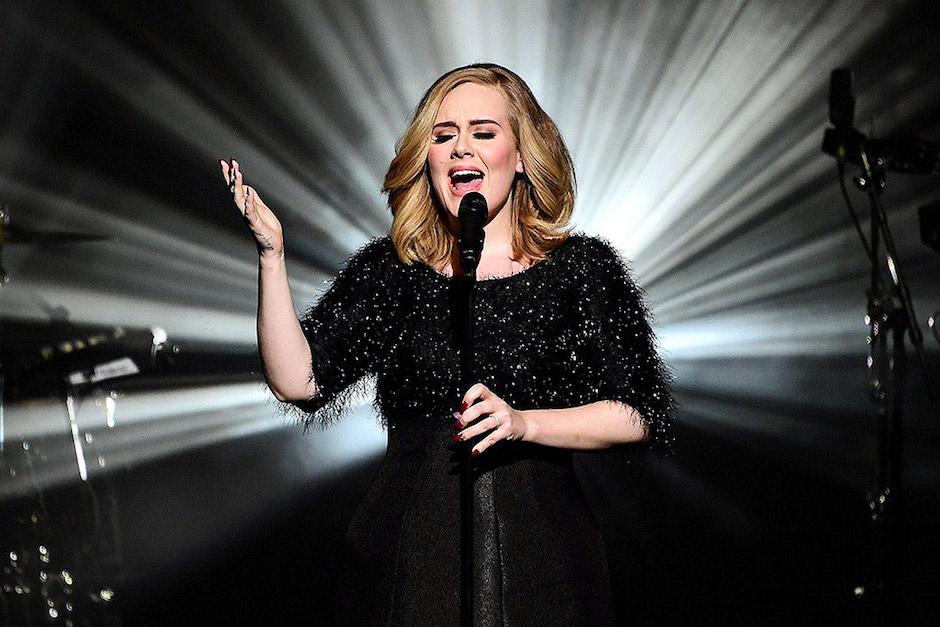 Adele durante uno de sus conciertos de su gira 2016 (Foto: people.com)&nbsp;