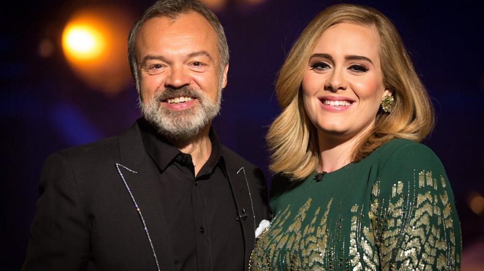 Adele junto al presentador de la BBC Graham Norton, durante la grabación del especial "Adele at the BBC" que será transmitido la noche del próximo 20 de noviembre. (Foto: BBC)