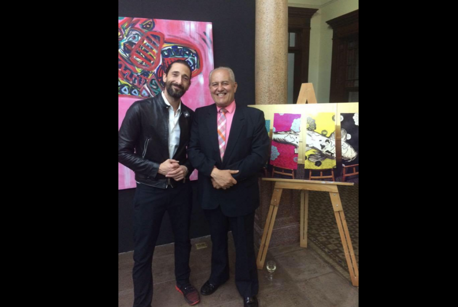 El actor estadounidense Adrien Brody visitó Guatemala y donó piezas de su autoría a beneficio del Museo de Historia. (Foto: Miguel Alfredo Álvarez/facebook)&nbsp;