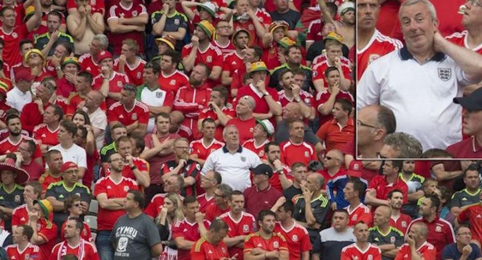 Tres aficionados ingleses disfrutaron el partido de su equipo entre la afición galesa. (Foto: sopitas.com)