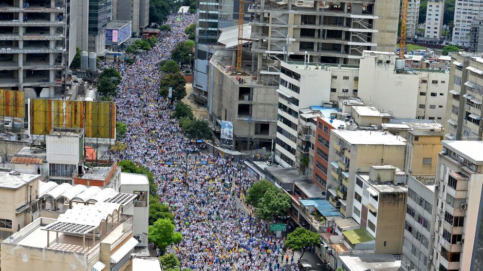 Miles de venezolanos salieron a las calles de la capital para protestar contra Nicolás Maduro. (Foto: AFP)