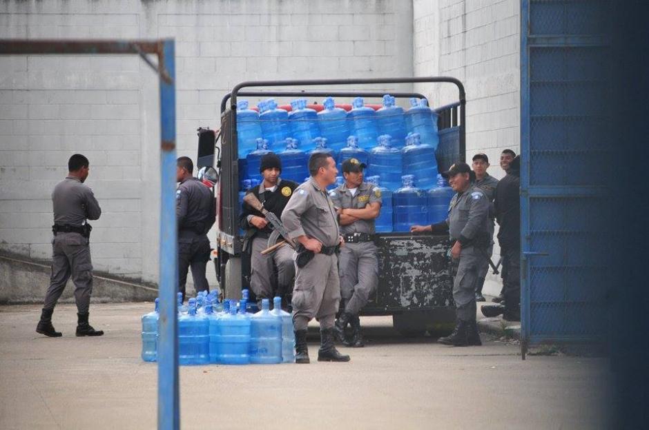 Tres trabajadores de una empresa de agua purificada fueron liberados luego de permanecer más de 8 horas retenidos. &nbsp;(Foto: &nbsp;Alejandro Balan/Soy502)&nbsp;