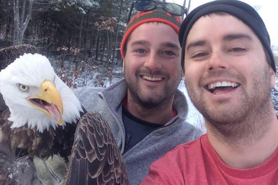 Los hermanos Fletcher se tomaron una selfie con un águila calva. (Foto:&nbsp;Michael Fletcher/Facebook)