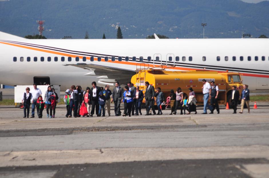 Pasado de las 11 de la mañana, hizo su llegada uno de los aviones provenientes de Estados Unidos, con familias de migrantes. (Foto: Alejandro Balán/Soy502)