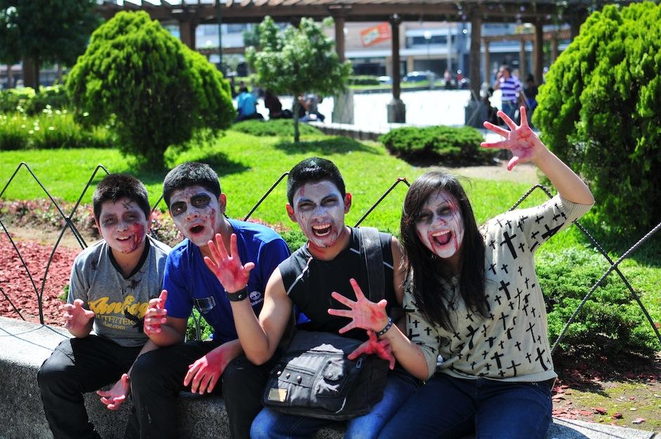 Los zombies han tomado el parque Enrique Gómez Carrillo, en la zona 1 por una buena causa: Ayudar a Guate Unida por los Animales. (Foto: Alejandro Balam/Soy502)&nbsp;