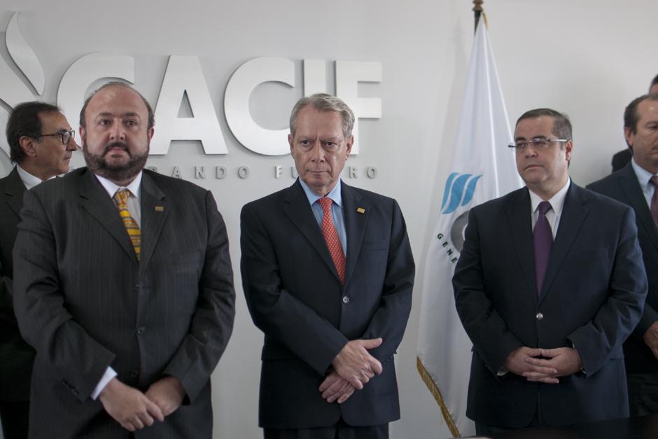 Antonio Malouf, primer vicepresidente del CACIF, junto a Jorge Briz y José González Campo.&nbsp;(Foto: Alejandro Balán/Soy502)