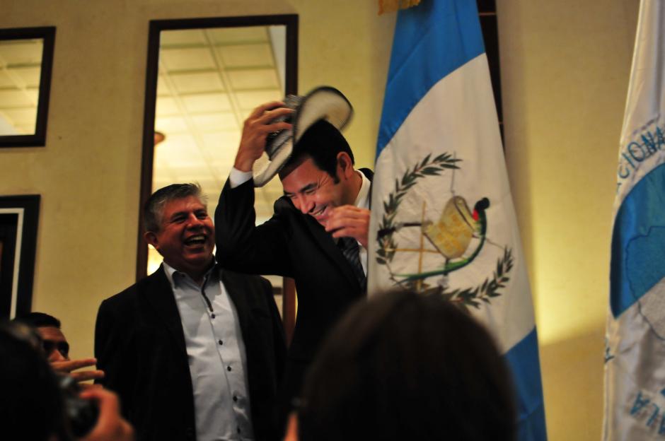 El presidente electo recibió de la mano de representantes de Santo Tomás La Unión, Suchitepéquez, un sombrero que no dudo en ponerse. (Foto: Alejandro Balán/Soy502)