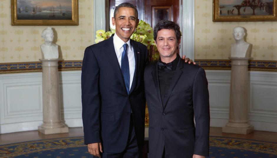 El presidente estadounidense Barack Obama junto al cantante Alejandro Sanz, quienes se unirán para luchar por resguardar el Ártico.