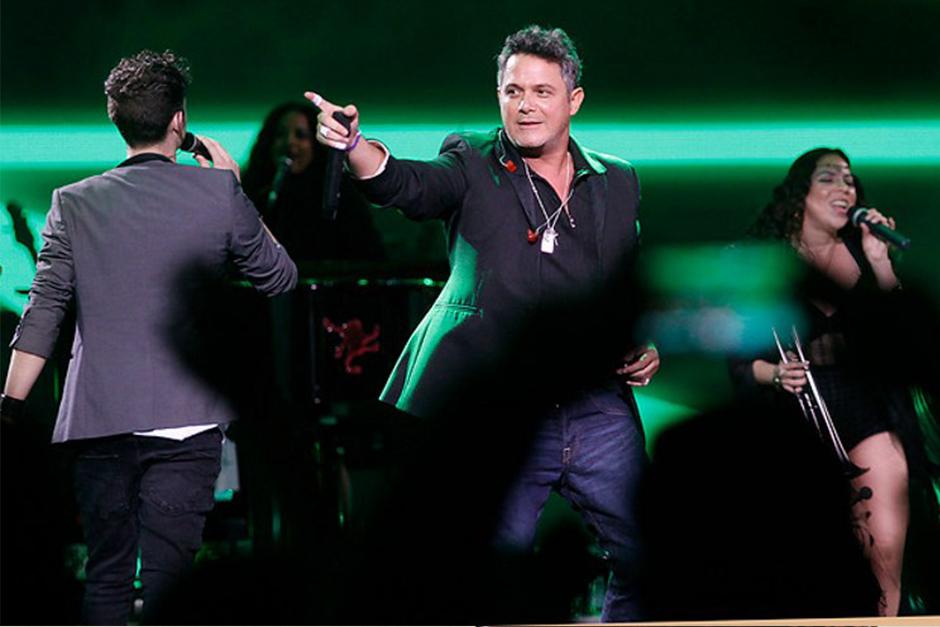 Alejandro Sanz tiene una noche exitosa en la tercer jornada del festival de Viña 2016. (Foto: AFP)