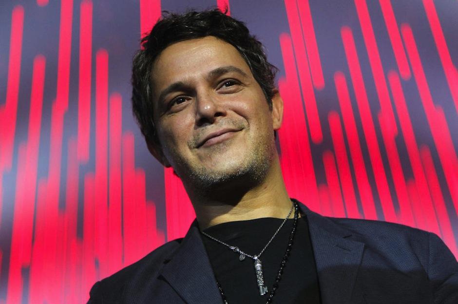 El músico continúa con su gira "La música no se toca"; con ella viajará a su tierra natal: España. (alejandrosanz.ws)