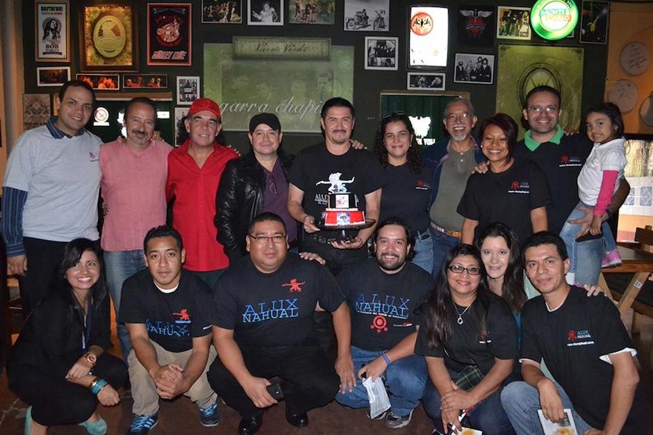 La mítica banda de rock guatemalteco Alux Nahual, presentó el pasado lunes detalle de su concierto sinfónico, además recibió una grata sorpresa de parte de sus fanáticos. (Foto: EmerGente)