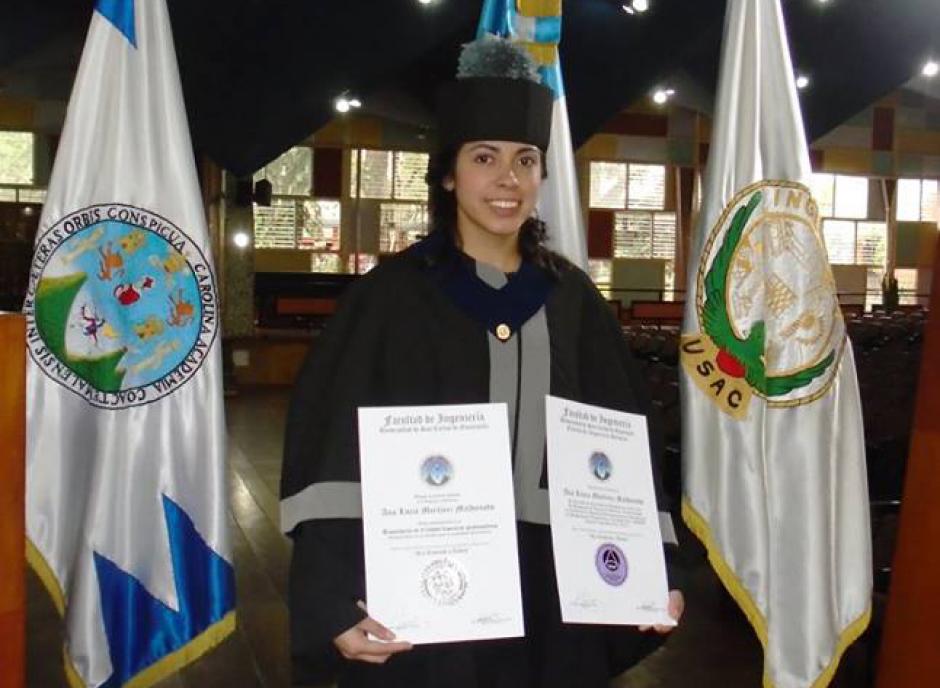 La futbolista guatemalteca Ana Lucía Martínez luce orgullosa sus diplomas que la acreditan como ingeniera química graduada de la Usac. (Foto: Cortesía)