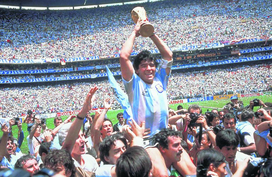 Diego Maradona alza la Copa, tras la conquista de la final de México 1986. (Foto: Archivo)