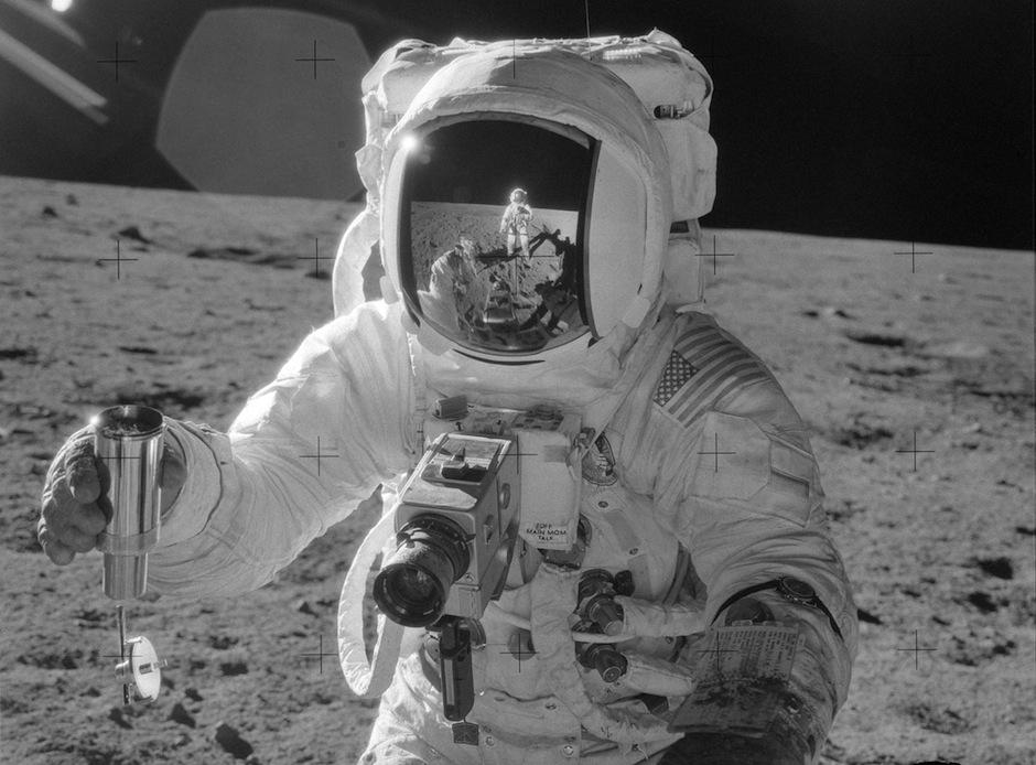 El astroanuta del Apolo 12, Alan Bean, fotografiado por el comandante Pete Conrad, reflejado en el visor, en noviembre de 1969. (Foto: Nasa)