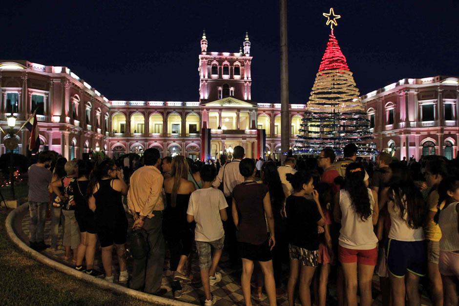 El árbol se construyó con botellas de reciclaje y se iluminó con luces de los colores de la bandera de Paraguay. (Foto: Andrés Cristaldo/EFE)