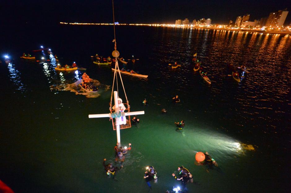 En Argentina se celebra el único vía crucis acuático del mundo. Incluso el cura se viste con una escafandra. (Foto: elchubut.com)