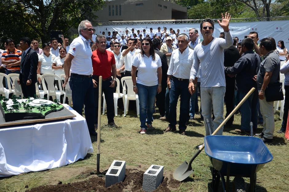 Ricardo Arjona colocó la primera piedra de la nueva escuela de la fundación Adentro. (Foto: Selene Mejía/Soy502)&nbsp;