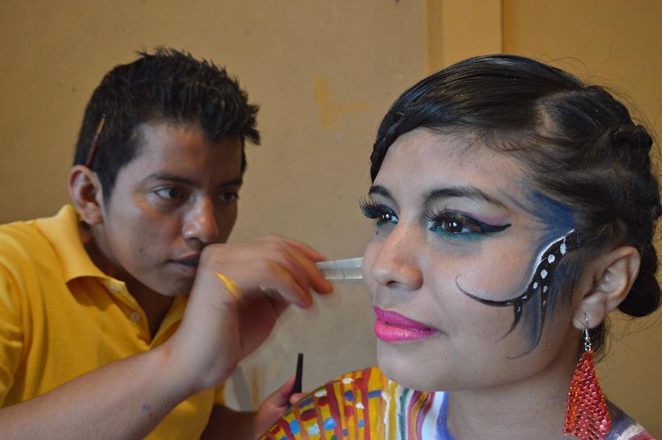 El artista huehueteco Armando Seb inicia proyecto de "Body Paint" donde los protagonistas son los hüipiles de la región. (Foto: Ronald Waldo)&nbsp;