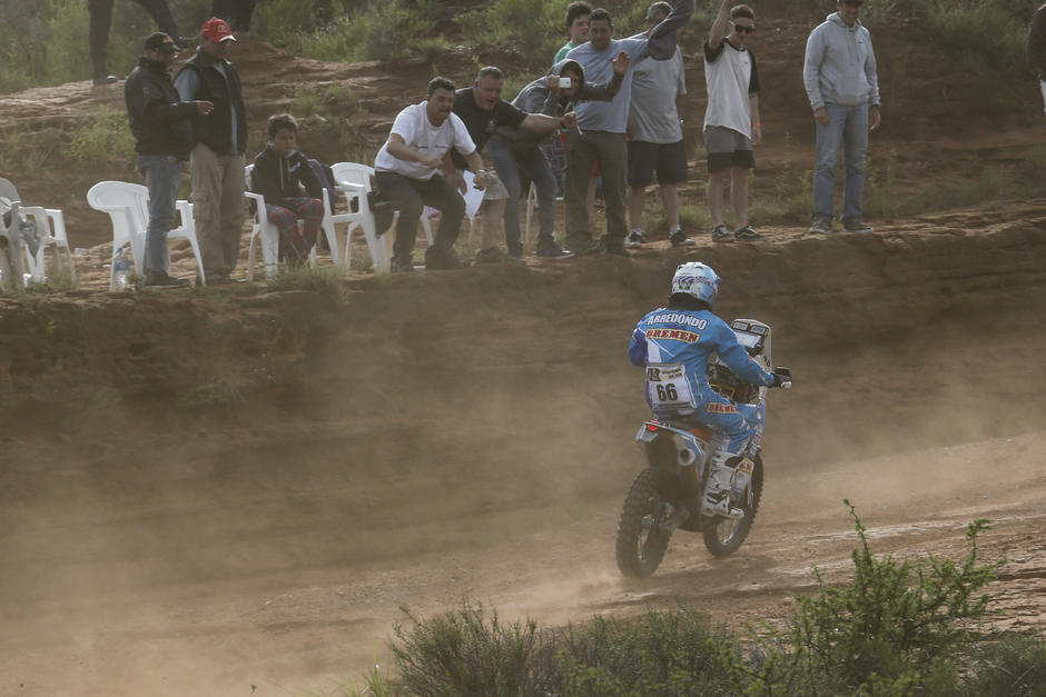 El piloto guatemalteco, Francisco Arredondo, en plena competencia de la tercera etapa del Rally Dakar 2016.