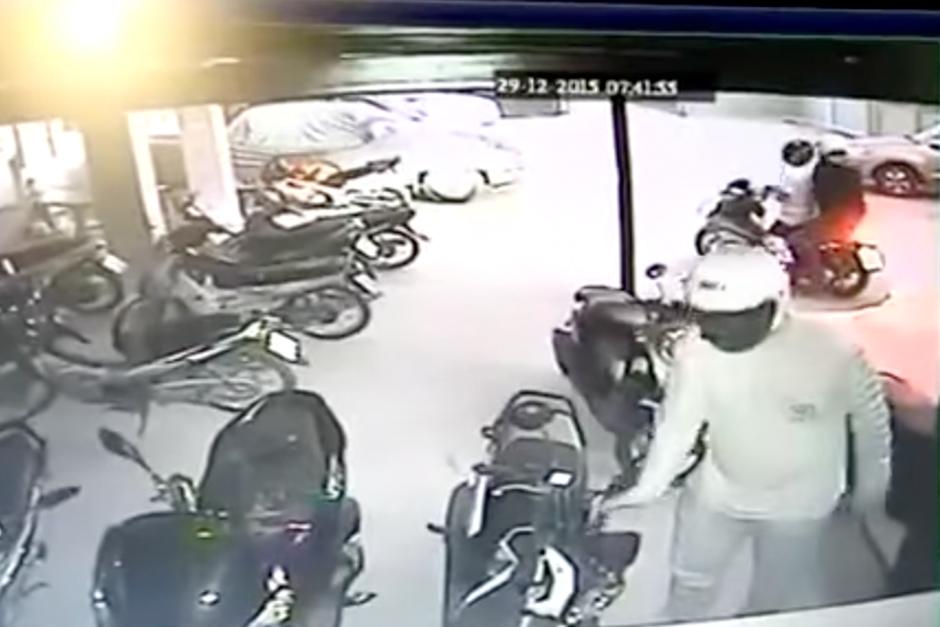 Tres hombres tratan de robar una motocicleta. (Imagen: YouTube)