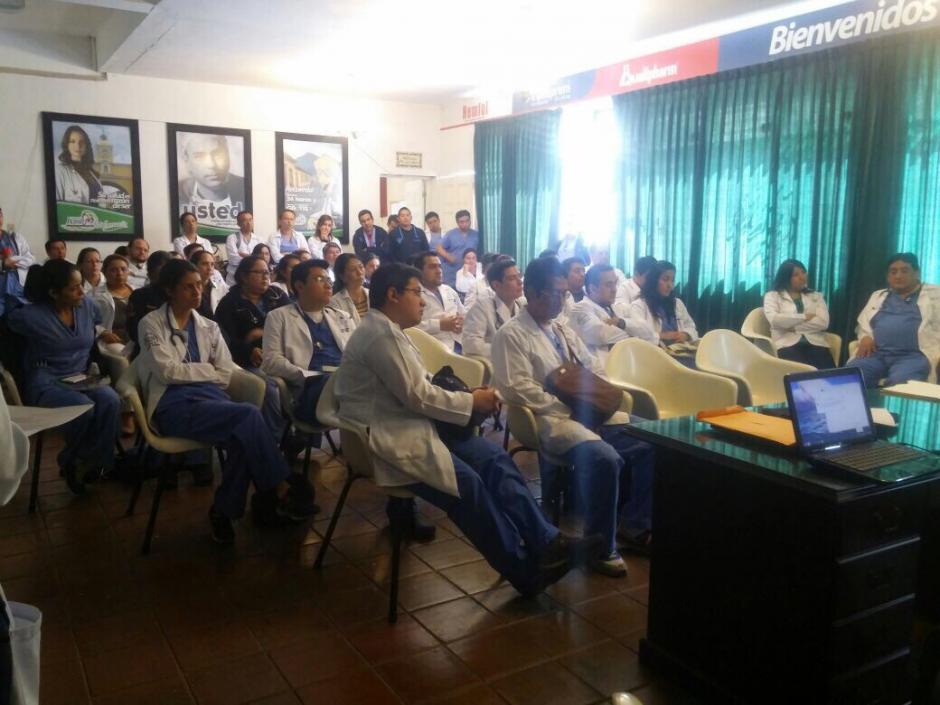 Los médicos del hospital Nacional Pedro de Bethancourt, ubicado en Antigua Guatemala, se unieron a la medida. (Foto Cortesía/Soy502)