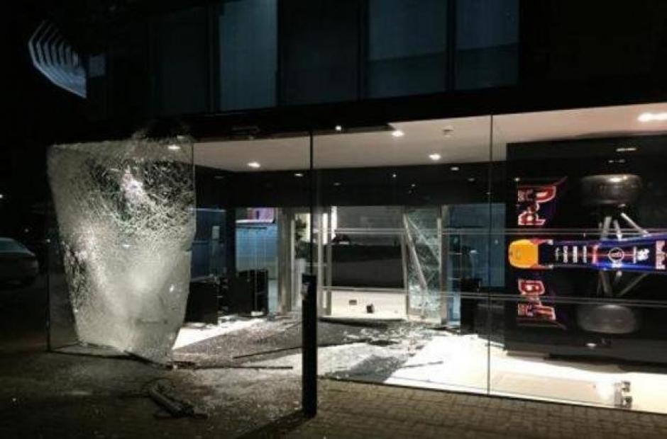 La sede de la escudería de Red Bull sufrió daños materiales durante el asalto de este sábado. (Foto: Twitter)