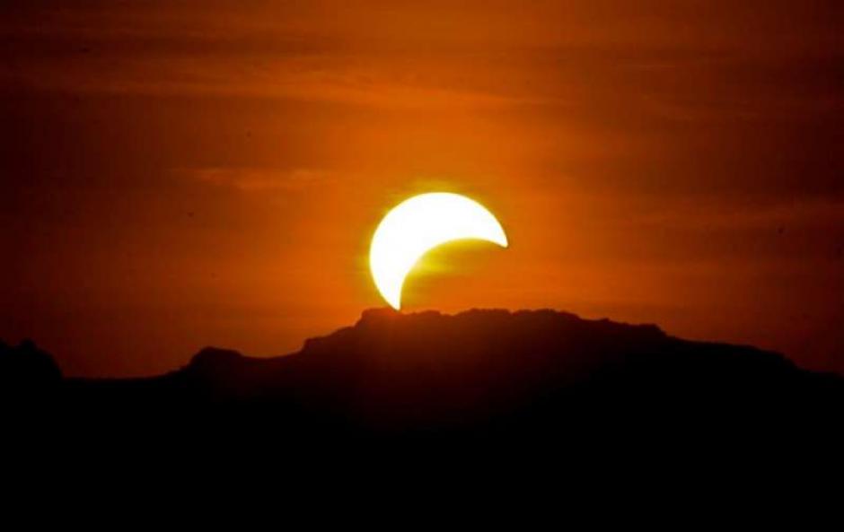 Para visualizar el eclipse parcial de Sol es importante que utilices unos lentes especiales o un filtro solar. (Foto: astronomiabolson.com)