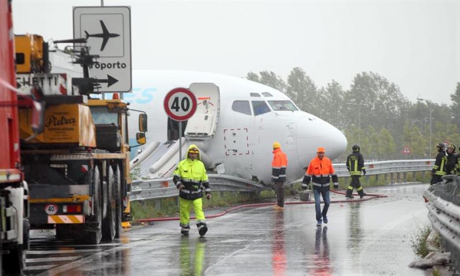 Un avión de carga se salió de la pista tras aterrizar la pasada madrugada en el aeropuerto italiano de Bergamo. (Foto: EFE)