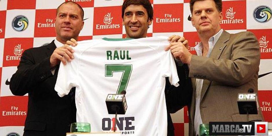 El estelar futbolista español Raúl fue presentado con el Cosmos de Nueva York. (Foto: Marca)