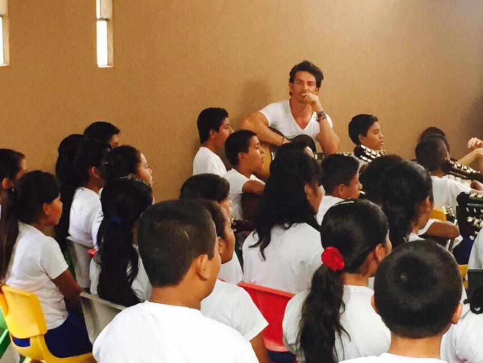 Ricardo Arjona esta en Guatemala con su Fundación "Adentro" visitando una de las escuelas que ayudó a construir. (Foto: Twitter)