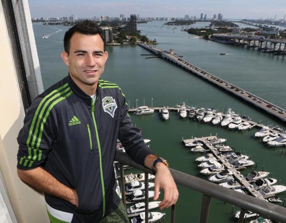El volante guatemalteco del Seattle Sounders de la MLS promociona en Miami la Temporada 2015. (Foto: @hgabino)
