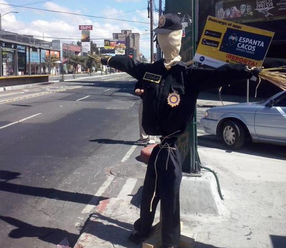 Los Espantacacos fueron colocados en puntos en los que Jóvenes contra la Violencia identifican altos índices de actos criminales. (Foto Marcia Zavala/Soy502)