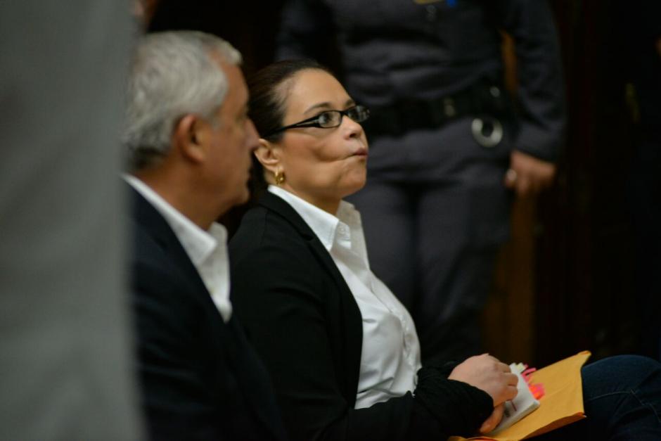 La exfuncionaria Roxana Baldetti hace gestos previo al inicio de la audiencia. (Foto: Wilder López/Soy502)